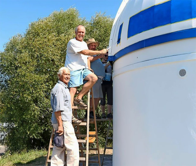 Observatory painted as R2-D2.