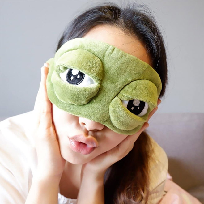 3D frog eyes sleep mask.