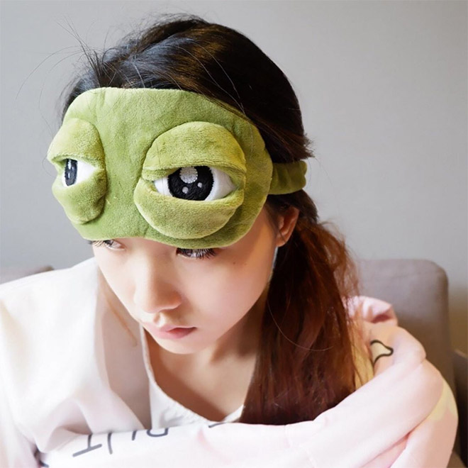 3D frog eyes sleep mask.