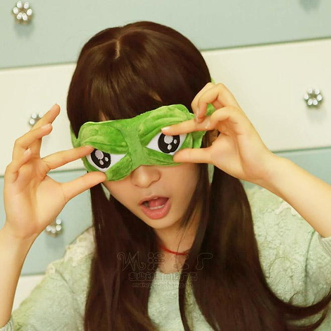 3D frog eyes sleep mask.