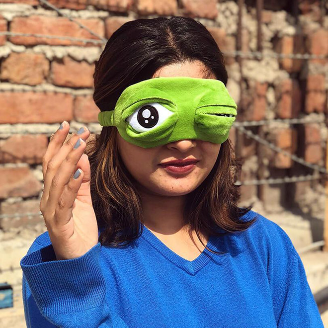 3D frog eyes sleep mask.