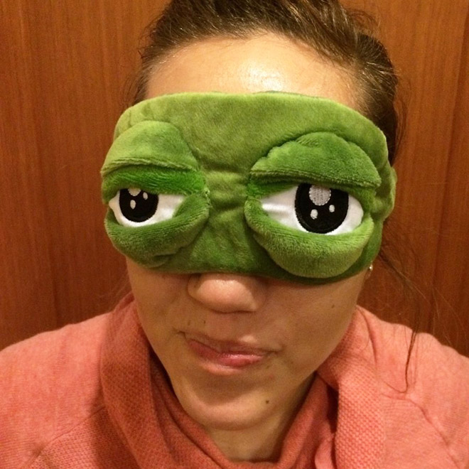 3D frog eyes sleep mask.