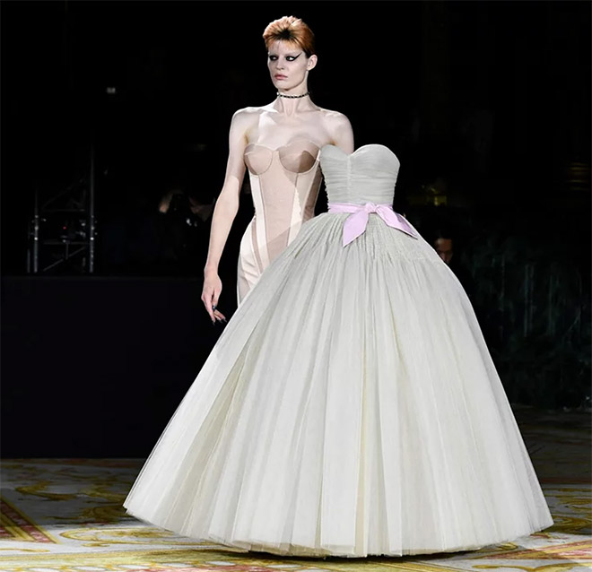 Spring 2023 Women’s Fashion Collection by Viktor&Rolf